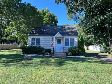 8 Lexington Rd, Shirley, NY 11967