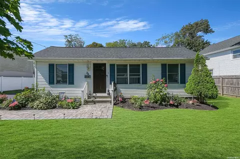 36 Conklin Ave, Patchogue, NY 11772