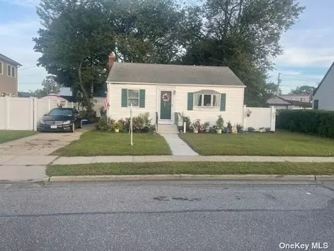 134 Lee Ave, Hicksville, NY 11801