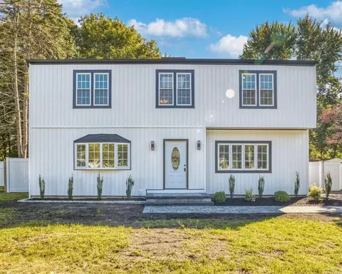 105 N Clinton Ave, Patchogue, NY 11772