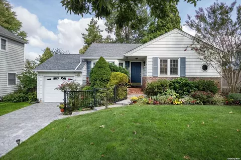36 Sheridan St, Huntington, NY 11743