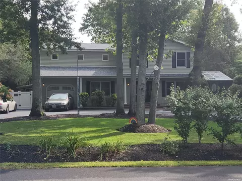 127 Chestnut St, Mount Sinai, NY 11766