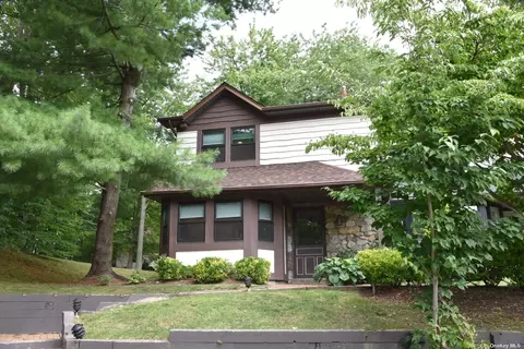 19 Village Ln #19, Woodbury, NY 11797