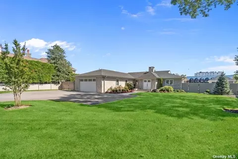 4 Biltmore Ave, Oakdale, NY 11769