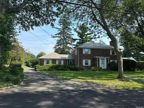 81 Robbins Dr, East Williston, NY 11596