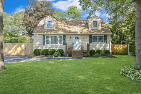 145 Maple St, Medford, NY 11763