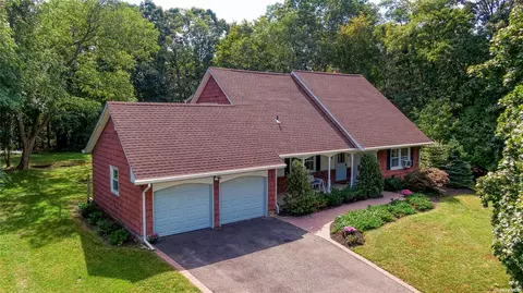 22 Buccaneer Ln, East Setauket, NY 11733