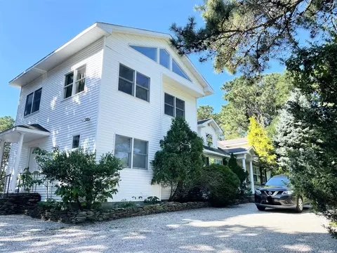 146 North Rd, Hampton Bays, NY 11946