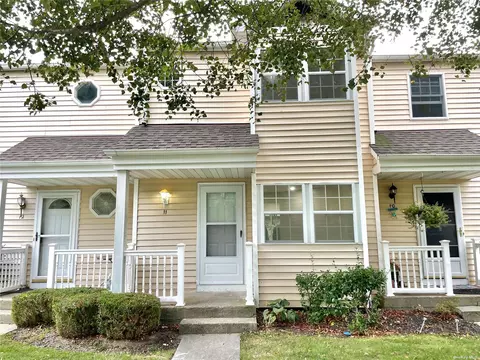 11 Hancock Cmns #11, Yaphank, NY 11980
