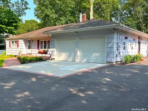 17 Swezey Ln, Middle Island, NY 11953