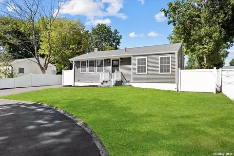33 E Sycamore St, Central Islip, NY 11722