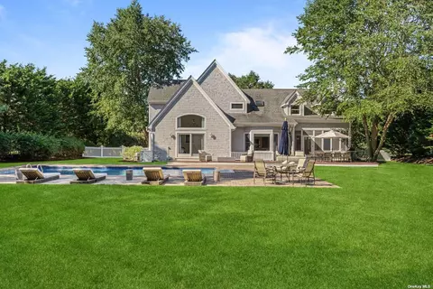 33 Post Fields Ln, Quogue, NY 11959