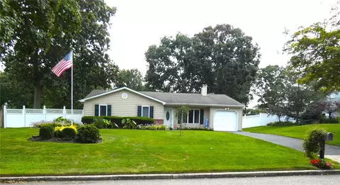 16 Wyeth St, Selden, NY 11784