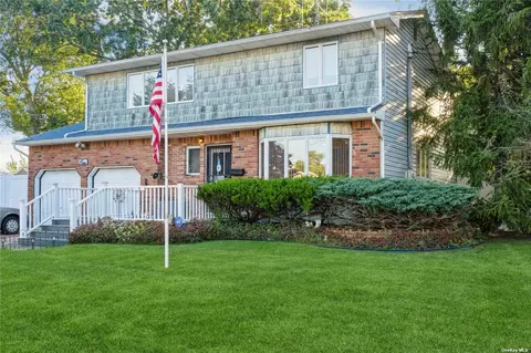5 Brooktree Cir, Lindenhurst, NY 11757