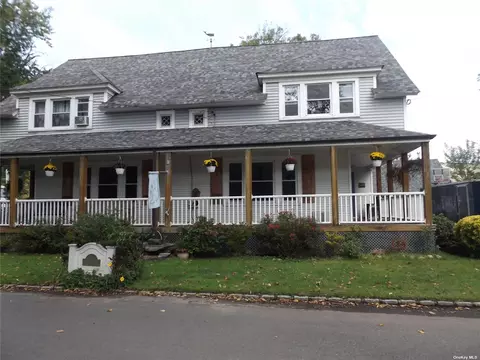 144 Meadowlawn St #B, Huntington, NY 11743
