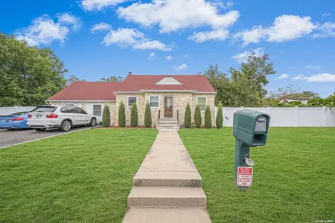 47 Pineview Blvd, Central Islip, NY 11722