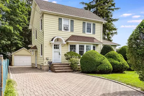 16 Meridian Ave, Kings Park, NY 11754