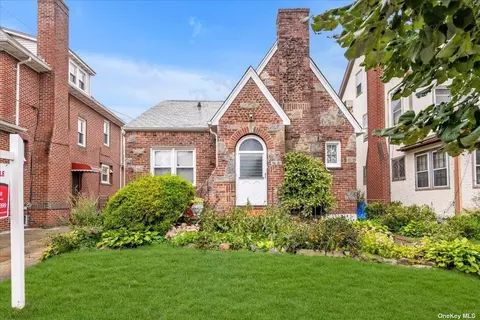 47-16 162nd St, Flushing, NY 11358