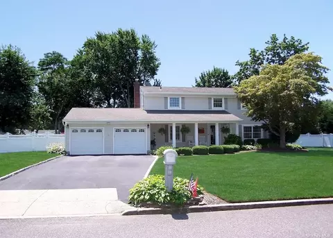 16 Galleon Ln, East Setauket, NY 11733
