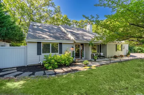16 Highridge Dr, Huntington, NY 11743