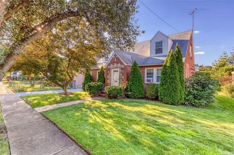 205 Lowell Ave, New Hyde Park, NY 11040