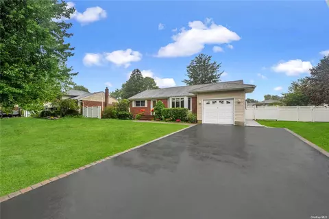 20 Kings Park Rd, Commack, NY 11725