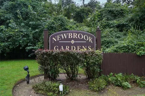 49 Newbrook Ln #49, Bay Shore, NY 11706