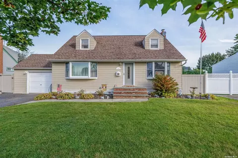 95 W Oak St, Farmingdale, NY 11735