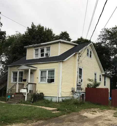 34 11th Ave, Huntington Station, NY 11746