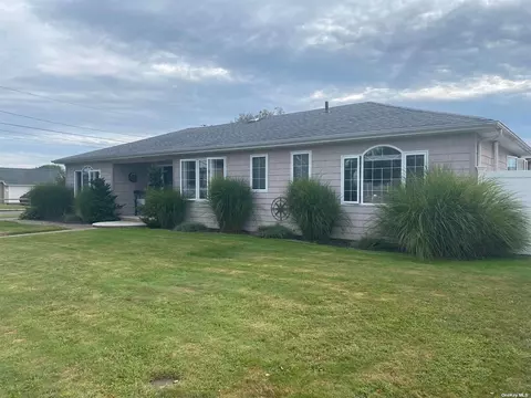 162 Granada Pkwy, Lindenhurst, NY 11757