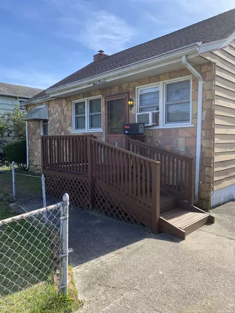 313 N Clinton Ave, Lindenhurst, NY 11757