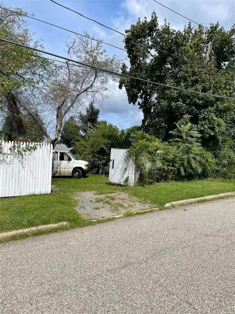 42 Second St Ext, Glen Cove, NY 11542