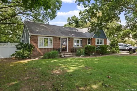 126 Southern Blvd, Hauppauge, NY 11788