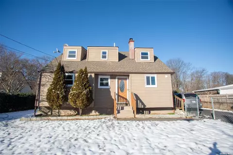 65 Pilgrim Rd, Brentwood, NY 11717