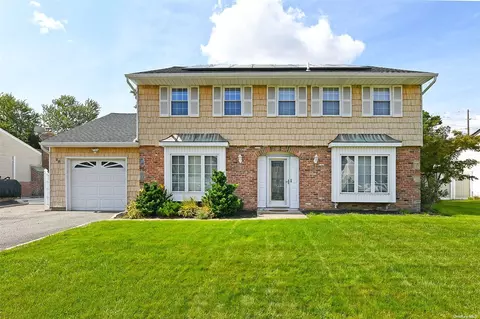 20 Santa Anita Ct, Holbrook, NY 11741