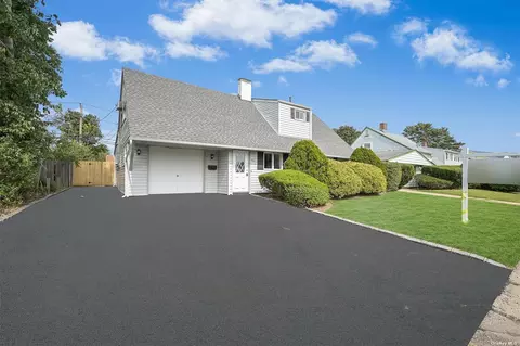63 Universe Dr, Levittown, NY 11756