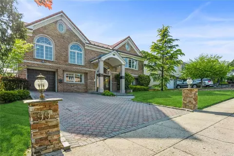 99 Executive Dr, Manhasset Hills, NY 11040