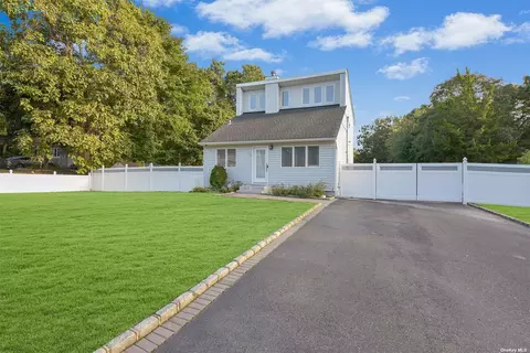 36 Seymour Ln, Medford, NY 11763