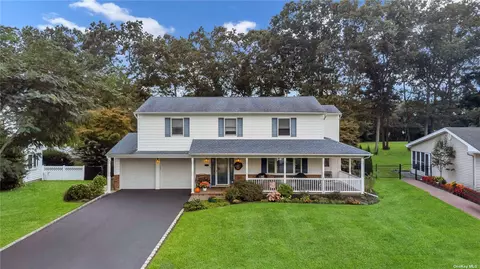 10 Sandra Dr, Hauppauge, NY 11788