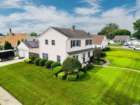 9 Ridge Ln, Levittown, NY 11756