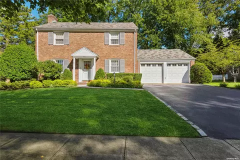 203 Concord St, East Williston, NY 11596