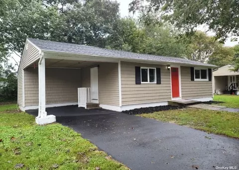 642 Meade Ave, Bellport, NY 11713