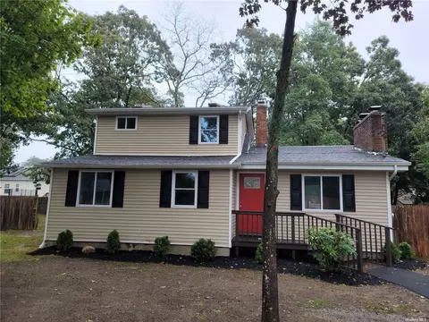 169 Huguenot Dr, Mastic Beach, NY 11951