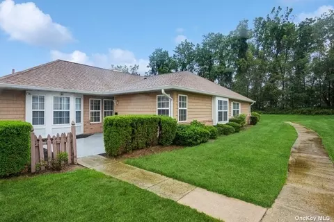 178 Theodore Dr #178, Coram, NY 11727