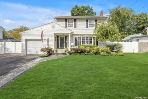 19 Munson Ct, Melville, NY 11747