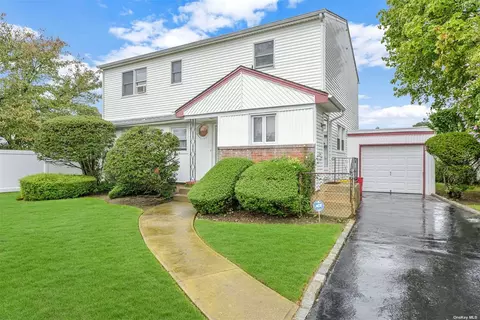 11 Wendy Ln, Massapequa Park, NY 11762