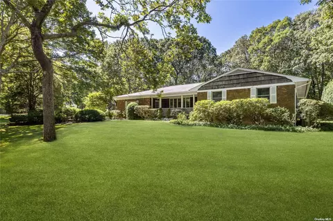 1 Debbie Trl, Hampton Bays, NY 11946