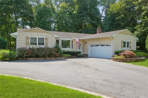 46 Spruce St, Smithtown, NY 11787