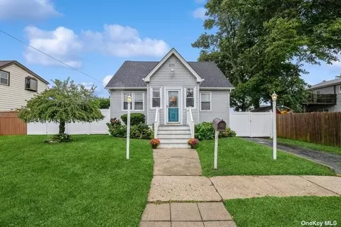 211 10th St, West Babylon, NY 11704