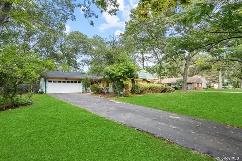 19 Whitmore Ln, Coram, NY 11727